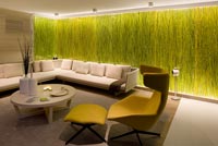 Salon moderne avec de l'herbe dans un mur en résine