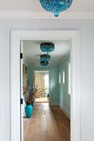 Couloir avec plafonniers bleus