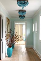 Couloir avec plafonniers bleus
