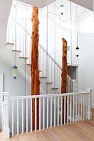 Palier classique à l'étage avec des colonnes en bois inhabituelles