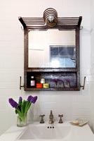 Salle de bain avec miroir vintage