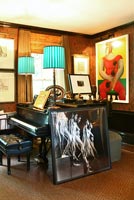 Piano à queue avec affichage d'art coloré