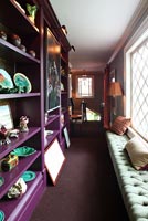 Couloir avec vitrine violette