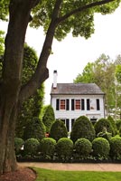 Maison et jardin de style fédéral classique