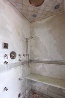 Douche de luxe en marbre avec hydromassage