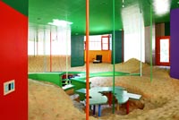 Chambre colorée inhabituelle dans une maison conceptuelle