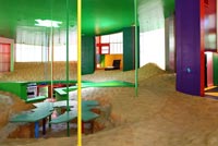 Chambre colorée inhabituelle dans une maison conceptuelle