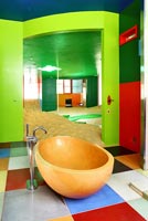 Salle de bain dans une maison conceptuelle