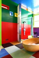 Salle de bain colorée dans une maison conceptuelle