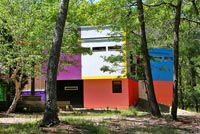 Maison colorée et jardin boisé