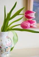 Tulipes roses dans un vase floral