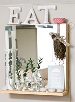 Objets décoratifs sur miroir de cuisine