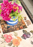 Arrangement de fleurs sur table basse à motifs