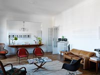 Salon moderne avec des meubles classiques