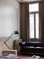 Canapé Chesterfield et lampe anglepoise