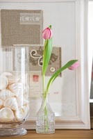 Tulipes roses dans un vase en verre