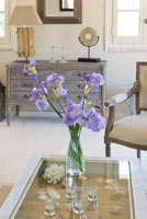 Iris violets sur table basse en verre