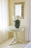 Vase d'Iris blancs sur table circulaire