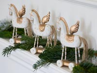 Décorations de Noël avec du feuillage de pin