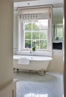 Salle de bain classique avec sol en marbre