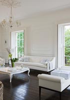 Salon blanc classique avec parquet en bois foncé