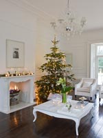Salon blanc décoré pour Noël