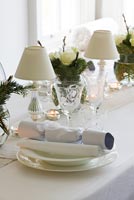 Table à manger blanche décorée pour le repas de Noël