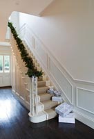 Couloir classique avec guirlande de pin et de cône de Noël