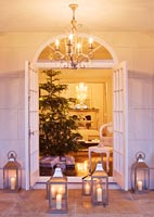 Vue à travers les portes françaises au salon avec arbre de Noël
