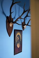 Bois de cerf et peinture religieuse