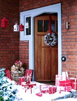 Porte d'entrée avec des cadeaux de Noël