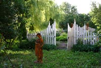 Statue classique debout dans une zone ombragée de jardin