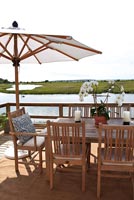 Table et chaises en bois avec vue sur le lac