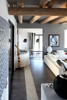 Salon moderne avec sol décoratif