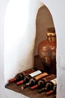Bouteilles de vin stockées en alcôve