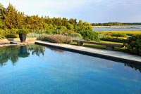 Jardin de campagne avec piscine et vue panoramique