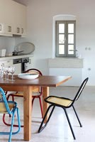Table à manger moderne et chaises colorées