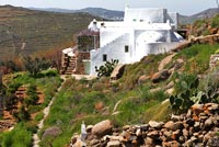 Villa blanche à flanc de colline, Grèce