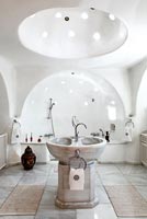Salle de bain cycladique traditionnelle