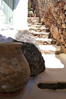 Pot en terre cuite traditionnel par marches en pierre