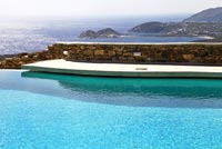 Piscine de luxe et vue sur la côte, Grèce
