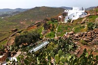Villa grecque traditionnelle à flanc de colline