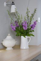 Arrangement de fleurs en pot blanc