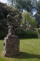 Statue de jardin sur pelouse
