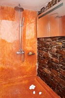 Salle de douche orange