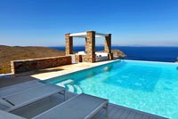 Coin salon et piscine à débordement avec vue sur la mer, Grèce