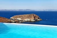 Piscine à débordement et vue sur la côte, Grèce
