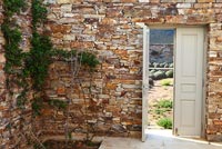 Mur de pierre traditionnel avec des plantes grimpantes