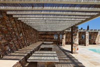 Terrasse traditionnelle sous pergola en bambou