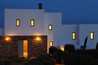 Villa grecque minimale éclairée la nuit